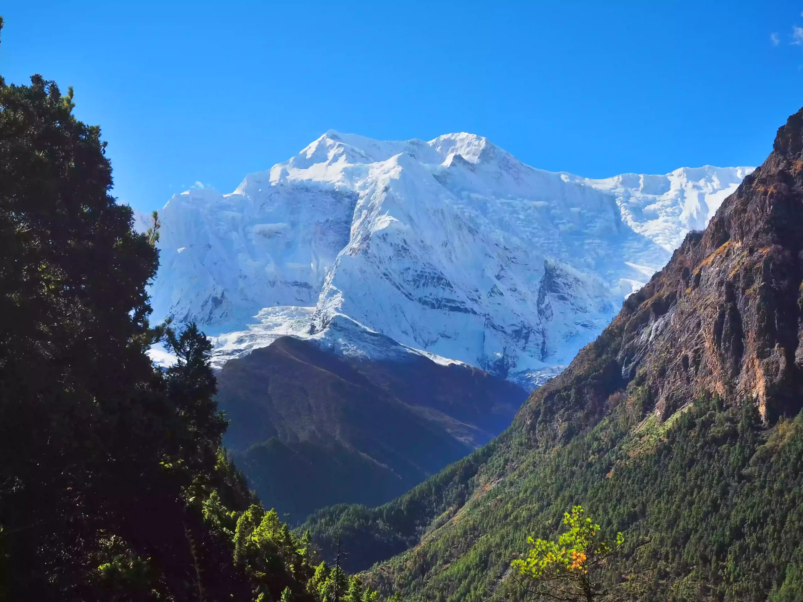 Snow peaks and valley scenery on the Annapurna Circuit
